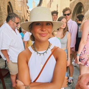 Meet your Posher, Madeline